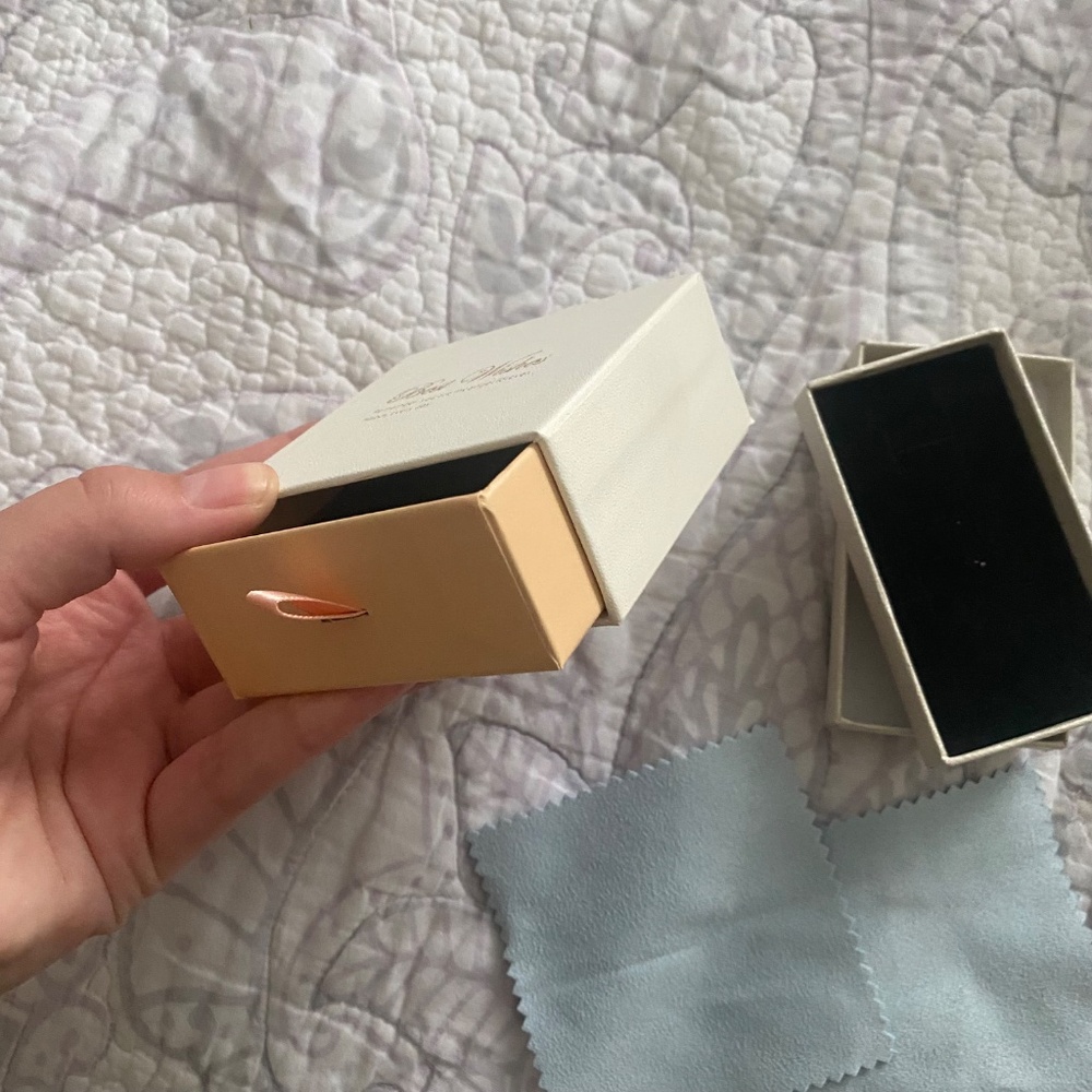 ๐ Ring Size Adjusters Multipack (w/ Bonus Jewelry Boxes and Cleaning Rags!) - Picture 6 of 8